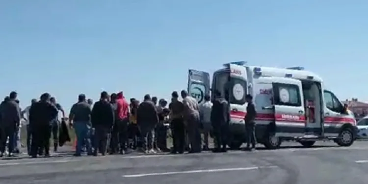 Motosiklet ve otomobil çarpıştı, 1 kişi ağır yaralandı