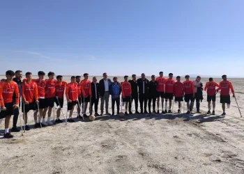 Ampute Milli Futbol Takımı kuraklığa dikkat çekmek için Seyfe Gölü’nde antrenman yaptı