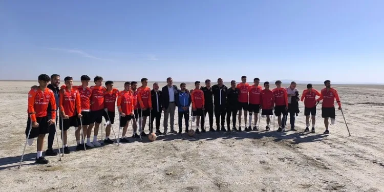Ampute Milli Futbol Takımı kuraklığa dikkat çekmek için Seyfe Gölü’nde antrenman yaptı