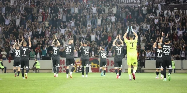 Elazığsporlu taraftarlardan hakem tepkisi