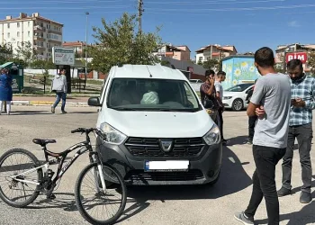 Hafif ticari araç ile bisiklet çarpıştı