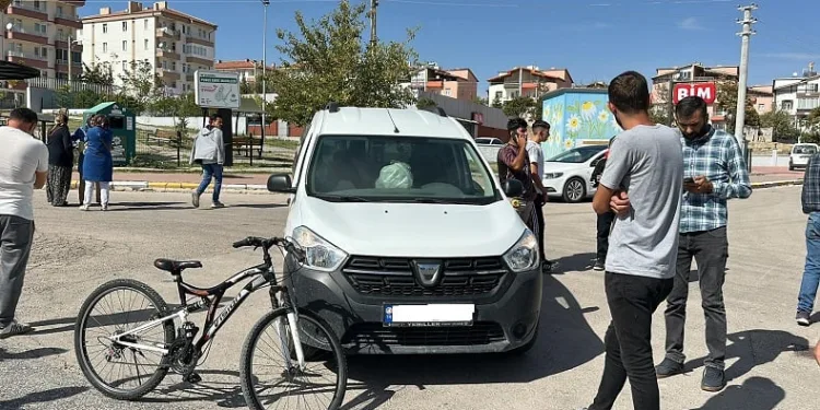 Hafif ticari araç ile bisiklet çarpıştı