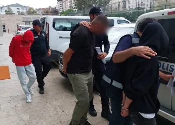 14 yaşındaki erkek çocuğuna etek giydirilmesine 8 gözaltı