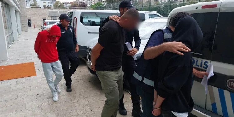 14 yaşındaki erkek çocuğuna etek giydirilmesine 8 gözaltı