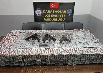 Baba-oğul zehir taciri, bir araba dolusu uyuşturucu hapla yakalandı