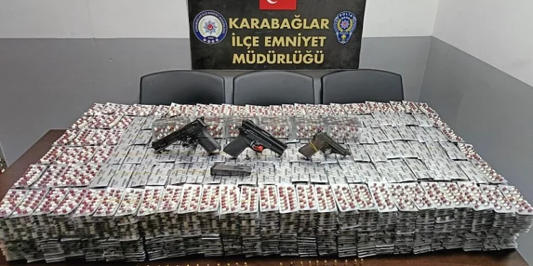 Baba-oğul zehir taciri, bir araba dolusu uyuşturucu hapla yakalandı