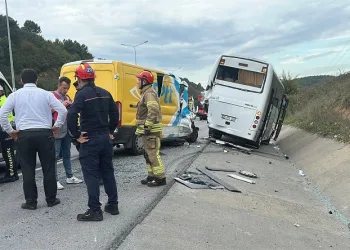 PTT aracı ile servis minibüsü ile çarpıştı