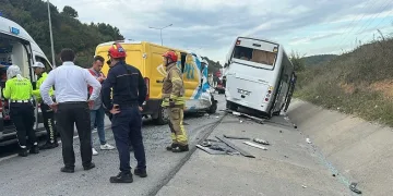 PTT aracı ile servis minibüsü ile çarpıştı