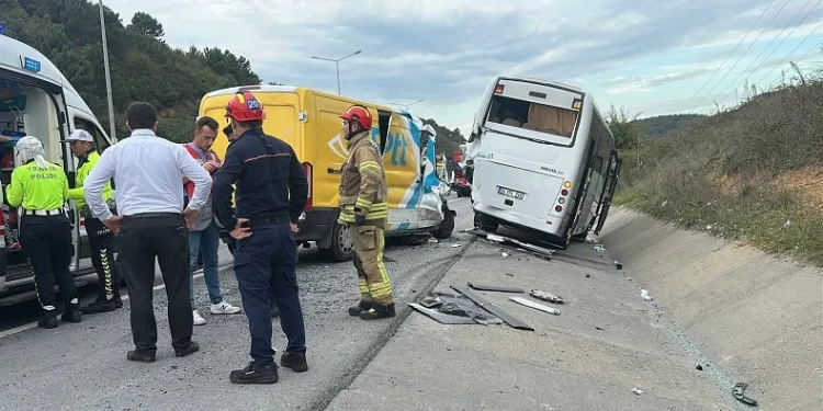 PTT aracı ile servis minibüsü ile çarpıştı