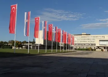 Cumhurbaşkanı Erdoğan’ın ziyareti öncesi Belgrad sokakları Türk bayraklarıyla donatıldı