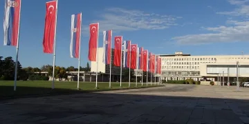 Cumhurbaşkanı Erdoğan’ın ziyareti öncesi Belgrad sokakları Türk bayraklarıyla donatıldı