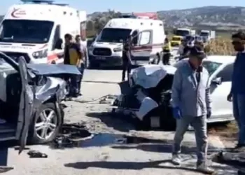 İki otomobil kafa kafaya çarpıştı:6 yaralı