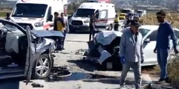 İki otomobil kafa kafaya çarpıştı:6 yaralı