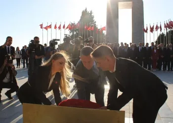 CHP Genel Başkanı Özgür Özel, Şehitler Abidesinde Atatürk Anıtına çelenk bıraktı
