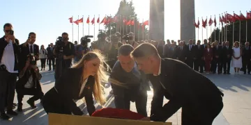 CHP Genel Başkanı Özgür Özel, Şehitler Abidesinde Atatürk Anıtına çelenk bıraktı