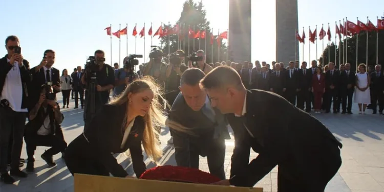 CHP Genel Başkanı Özgür Özel, Şehitler Abidesinde Atatürk Anıtına çelenk bıraktı