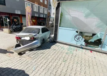 Vitesi karıştıran sürücü, otomobiliyle güzellik merkezine daldı
