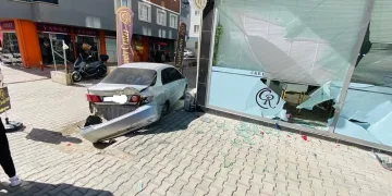 Vitesi karıştıran sürücü, otomobiliyle güzellik merkezine daldı
