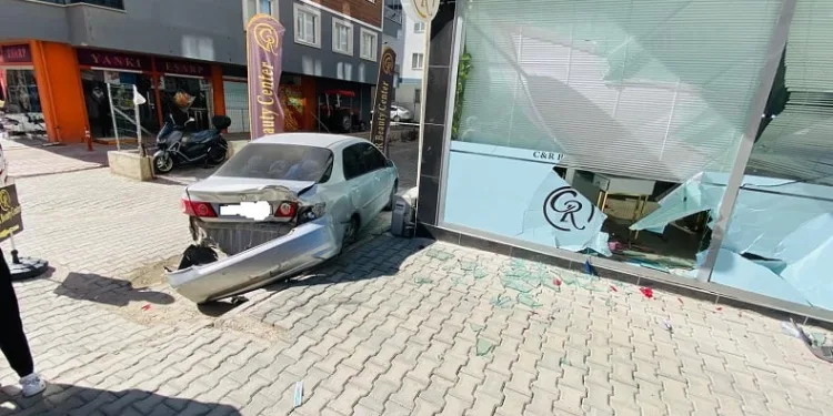 Vitesi karıştıran sürücü, otomobiliyle güzellik merkezine daldı