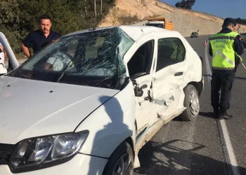 Kamyonla otomobil çarpıştı