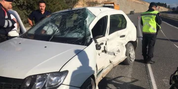 Kamyonla otomobil çarpıştı