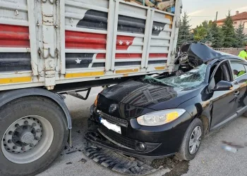 Otomobil çimento yüklü tırın altına girdi