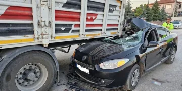 Otomobil çimento yüklü tırın altına girdi