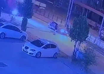 Yolun karşısına geçmek isteyen yayaya otomobil çarptı