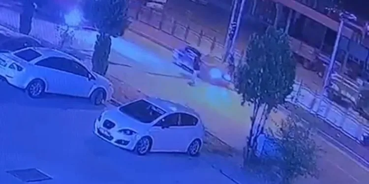 Yolun karşısına geçmek isteyen yayaya otomobil çarptı