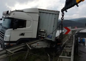 Makaslama yapan tır bariyere çarptı