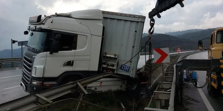 Makaslama yapan tır bariyere çarptı