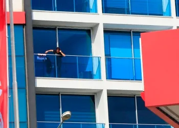 Temizlik yaparken balkonda mahsur kalan kadın, itfaiye ekiplerince kurtarıldı