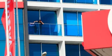 Temizlik yaparken balkonda mahsur kalan kadın, itfaiye ekiplerince kurtarıldı