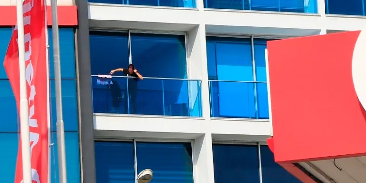 Temizlik yaparken balkonda mahsur kalan kadın, itfaiye ekiplerince kurtarıldı