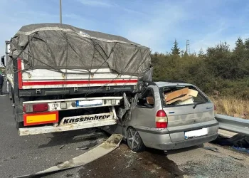 Park halindeki tıra ok gibi saplandı