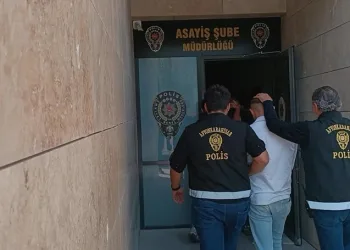 Camdan dışarıya çıkardıkları sürücüyü darp eden 3 şahsı polis yakaladı