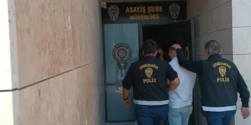 Camdan dışarıya çıkardıkları sürücüyü darp eden 3 şahsı polis yakaladı