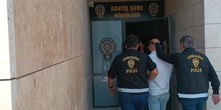 Camdan dışarıya çıkardıkları sürücüyü darp eden 3 şahsı polis yakaladı