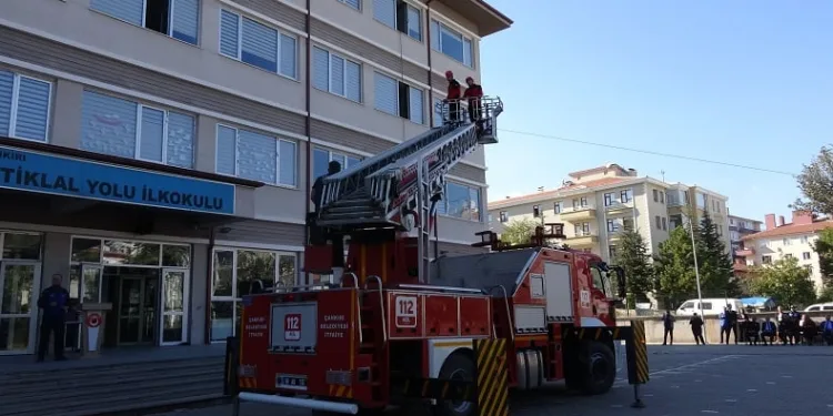 İlkokuldaki deprem tatbikatı nefes kesti