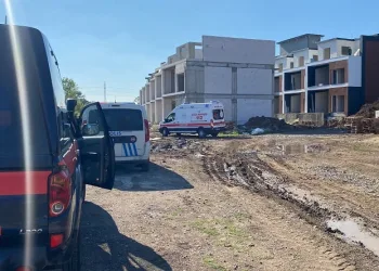 Kalıp sökerken düşen işçi yaralandı