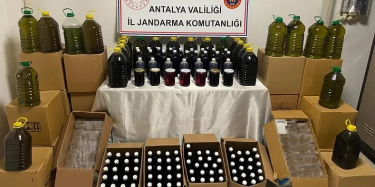 Yüzlerce litre sahte zeytinyağı ve nar ekşisi ele geçirildi