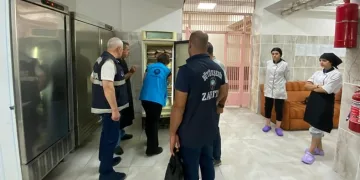 İki okulda tarihi geçmiş 80 kilo ete el konuldu