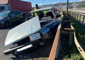 Kontrolden çıkan otomobil bariyere çarptı