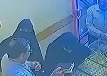 Kuyumcuda hırsızlık anı kameraya yansıdı