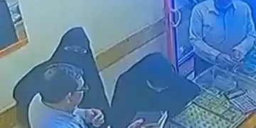 Kuyumcuda hırsızlık anı kameraya yansıdı