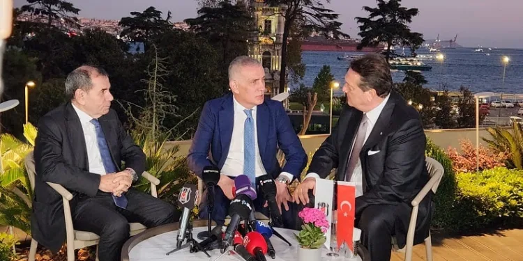 Hasan Arat, Dursun Özbek ve İbrahim Hacıosmanoğlu, açılışta bir araya geldi