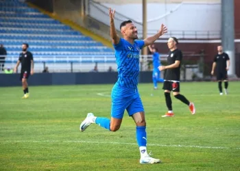37 yaşındaki Yasin Öztekin, gol krallığına oynuyor