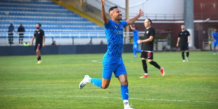 37 yaşındaki Yasin Öztekin, gol krallığına oynuyor
