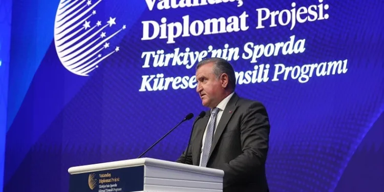 Osman Aşkın Bak: “Ülke, dünya, hak, hukukla ilgili konuları spor ile güzel bir şekilde ifade ediyorsunuz”