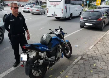 Kırmızı ışıkta otomobile çarpan motosiklet sürücüsü yaralandı
